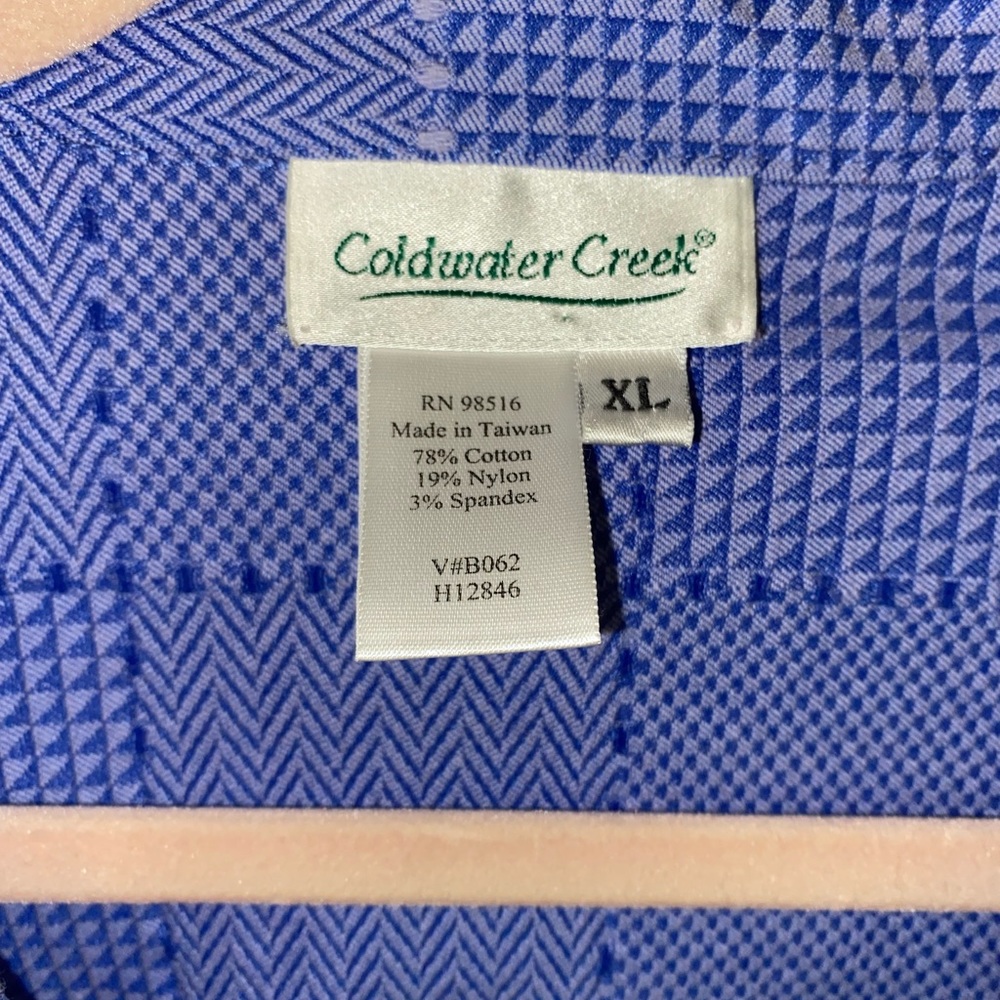 Detailed Thread Buttoned Top - Picture 4 of 4